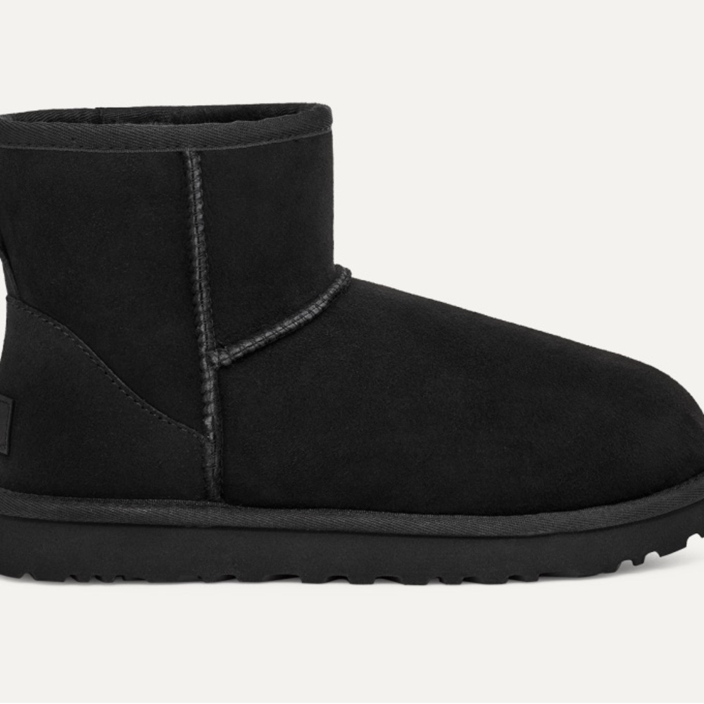 NWOB UGG classic mini ii